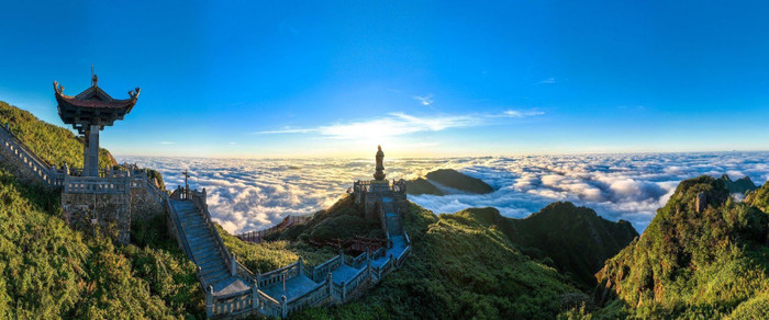 Song nếu chỉ có biển mây trắng và núi non hùng vỹ, mùa mây ở Fansipan trước đây chẳng được săn đón đến thế. Theo chia sẻ của các nhiếp ảnh gia, vẻ đẹp hài hòa của thiên nhiên Tây Bắc khi kết hợp cùng những công trình vĩ đại được tạo tác bởi bàn tay con người đã khiến họ nuôi những cảm hứng sáng tác bất tận ở Fansipan. Ảnh: Hoàng Trung Hiếu
