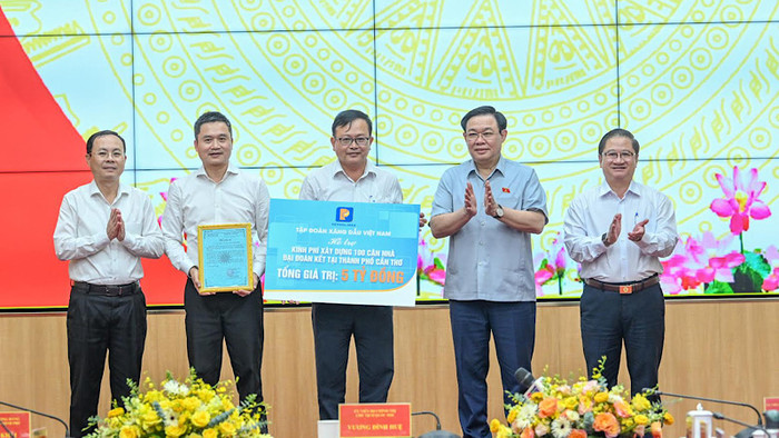 Chủ tịch Quốc hội Vương Đình Huệ và các đại biểu chứng kiến trao hỗ trợ xây nhà “Đại đoàn kết” của Tập đoàn Xăng dầu Việt Nam cho thành phố Cần Thơ. (Ảnh: Duy Linh) Chủ tịch Quốc hội Vương Đình Huệ và các đại biểu chứng kiến trao hỗ trợ xây nhà “Đại đoàn kết” của Tập đoàn Xăng dầu Việt Nam cho thành phố Cần Thơ. (Ảnh: Duy Linh)