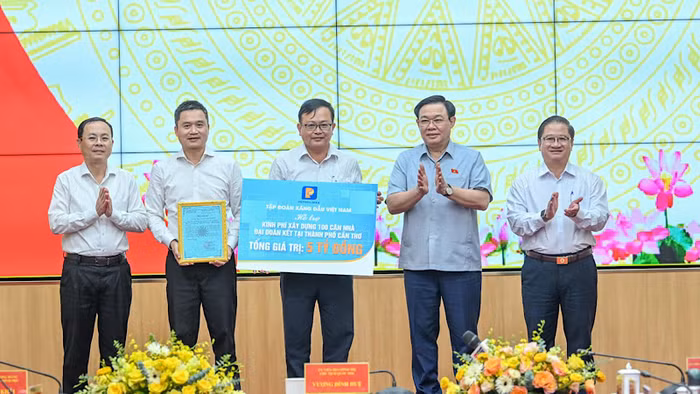 Chủ tịch Quốc hội Vương Đình Huệ và các đại biểu chứng kiến trao hỗ trợ xây nhà “Đại đoàn kết” của Tập đoàn Xăng dầu Việt Nam cho thành phố Cần Thơ. (Ảnh: Duy Linh) Chủ tịch Quốc hội Vương Đình Huệ và các đại biểu chứng kiến trao hỗ trợ xây nhà “Đại đoàn kết” của Tập đoàn Xăng dầu Việt Nam cho thành phố Cần Thơ. (Ảnh: Duy Linh)