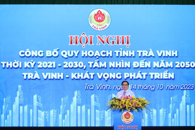 Thủ tướng nhấn mạnh, phải tìm giải pháp đột phá phát triển hạ tầng giao thông tỉnh Trà Vinh. Ảnh: VGP/Nhật Bắc