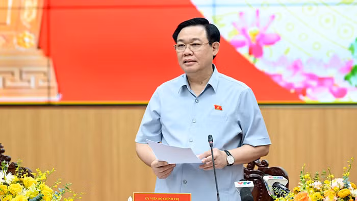 Chủ tịch Quốc hội Vương Đình Huệ phát biểu kết luận buổi làm việc với Ban Thường vụ Thành ủy Cần Thơ. (Ảnh: Duy Linh) Chủ tịch Quốc hội Vương Đình Huệ phát biểu kết luận buổi làm việc với Ban Thường vụ Thành ủy Cần Thơ. (Ảnh: Duy Linh)