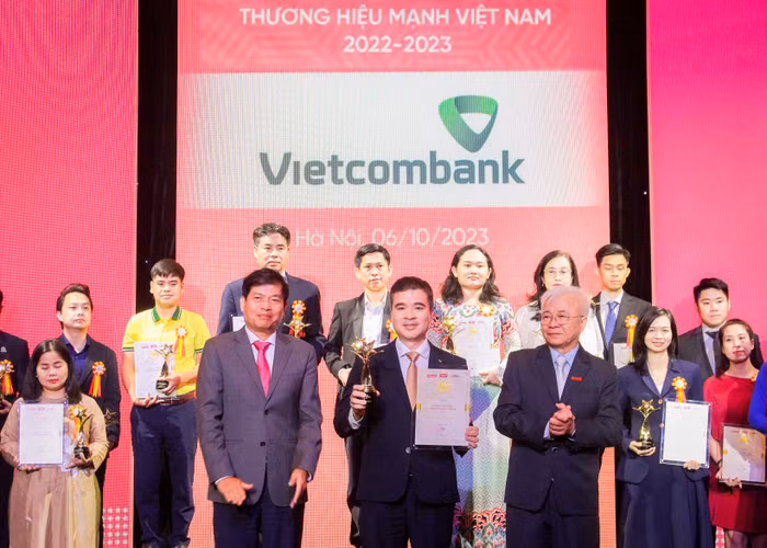 Đại diện Vietcombank (hàng đầu, đứng giữa) nhận giải thưởng Thương hiệu mạnh Việt Nam.