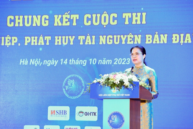Chủ tịch Hội Liên hiệp Phụ nữ Việt Nam Hà Thị Nga báo cáo tại buổi lễ. Ảnh: VGP/Nhật Bắc