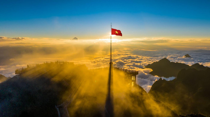 Không phải xuân, hạ, thu, đông, thứ mùa khiến người ta dễ rung động nhất khi nhắc về Sa Pa có lẽ là mùa mây. Mùa mây thường kéo dài từ tháng 10 cho tới tháng 2 năm sau, mang theo cả những đợt gió lạnh nhất trong năm, đưa Sa Pa trở về đúng với tên gọi “thị trấn trong mây”. Ảnh: Hoàng Trung Hiếu