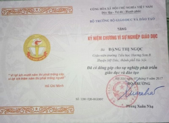 Những bằng khen, giấy khen, kỷ niệm chương và những giáo viên hợp đồng có thể sẽ bị lãng quên (Ảnh: Vũ Ninh) Những bằng khen, giấy khen, kỷ niệm chương và những giáo viên hợp đồng có thể sẽ bị lãng quên (Ảnh: Vũ Ninh)