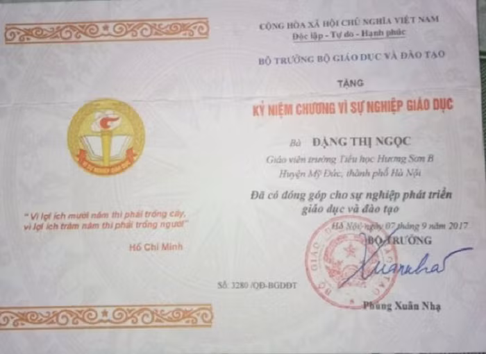 Những bằng khen, giấy khen, kỷ niệm chương và những giáo viên hợp đồng có thể sẽ bị lãng quên (Ảnh: Vũ Ninh) Những bằng khen, giấy khen, kỷ niệm chương và những giáo viên hợp đồng có thể sẽ bị lãng quên (Ảnh: Vũ Ninh)