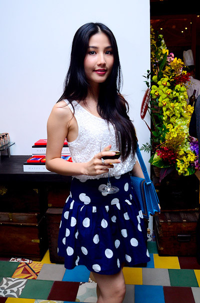 Tối qua (4/2), người đẹp phim "Mỹ nhân kế" xinh xắn đến chúc mừng sinh nhật của hai chị em cựu người mẫu Thúy Hằng - Thúy Hạnh tại một nhà hàng sang trọng tại Sài Gòn.