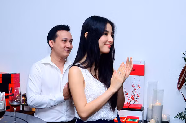 Tuy nhiên, cô không đi một mình mà sánh đôi cùng bạn trai. Đây là lần đầu tiên, Diễm My 9X và người yêu đại gia lộ diện công khai trước ống kính. Bạn trai của nữ diễn viên tên là Nguyễn Khánh Duy, từng theo học Thạc sĩ tại Anh và đang là giám đốc một công ty tư nhân ở Sài Gòn.