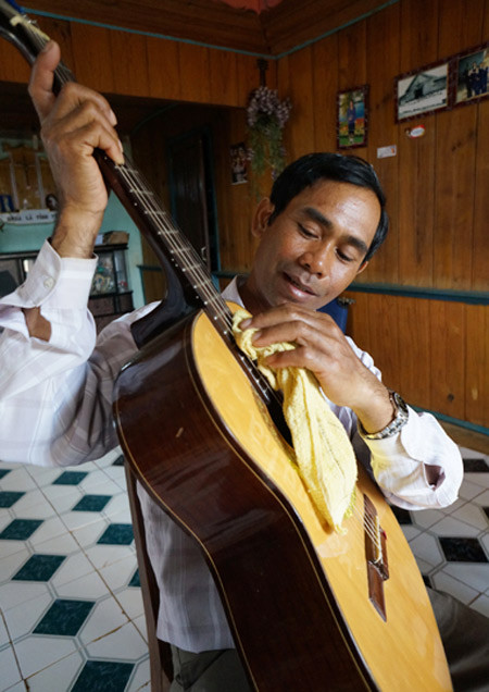 Cha của Ya Suy với cây đàn quen thuộc của con trai.