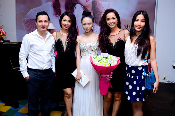 Dù chưa một lần nói về người yêu nhưng Diễm My từng đăng tải hình ảnh thân mật và món quà tình yêu trên Facebook cá nhân.