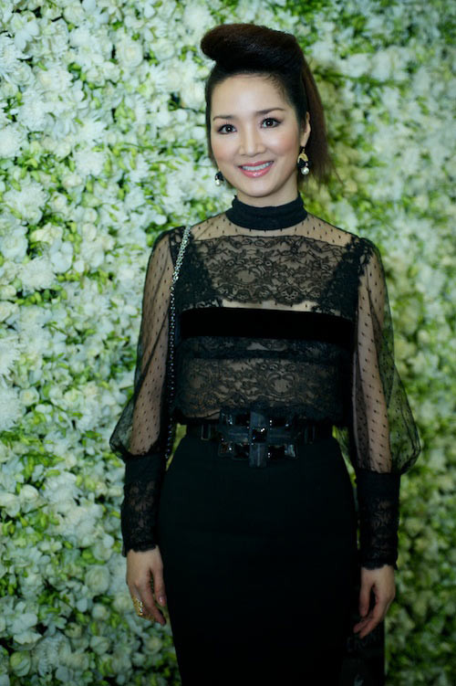 Một Giáng My sang trọng và quý phái với tông đen. Nhưng cũng thật gợi cảm nhờ chiếc áo trong suốt