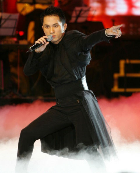 Nam ca sĩ Tùng Dương đem váy lên sân khấu cũng từng là đề tài gây nhiều tranh cãi