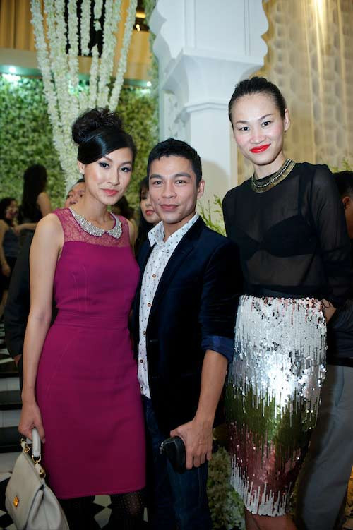 Thanh Trúc tỏa sáng với chiếc chân váy bút chì màu ánh kim và xắc tay ánh kim sang trọng