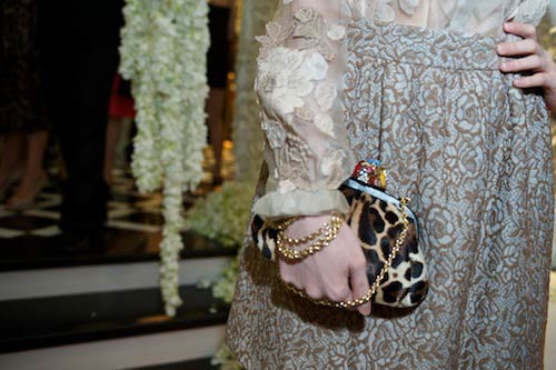 Chiếc xắc tay da beo tôn lên vẻ đẹp sang trọng cho cô