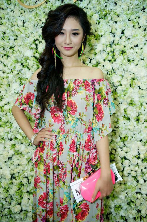 Trà Mỳ ngào ngạt sắc hoa với chiếc đầm maxi màu sắc . Tông màu hồng chủ đạo mà cô lựa chọn thực sự rất thích hợp với vẻ đẹp dễ thương trên gương mặt cô