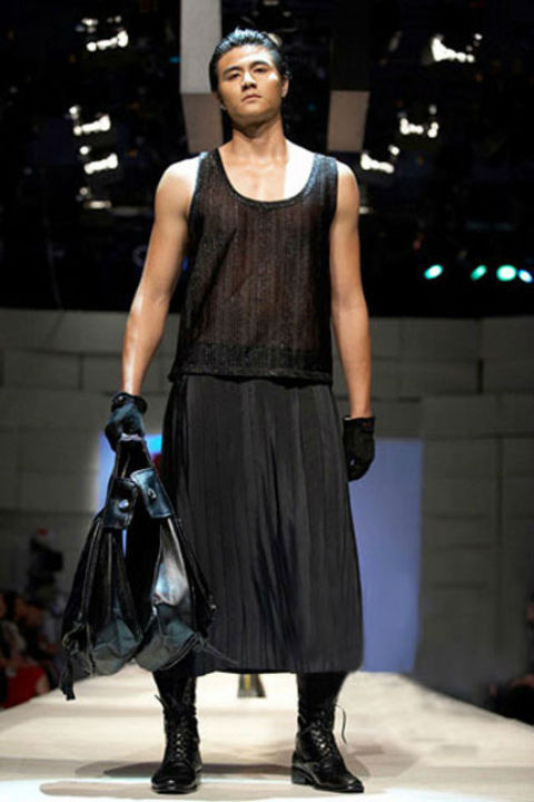 Người mẫu Vĩnh Thụy mặc váy trong một show thời trang