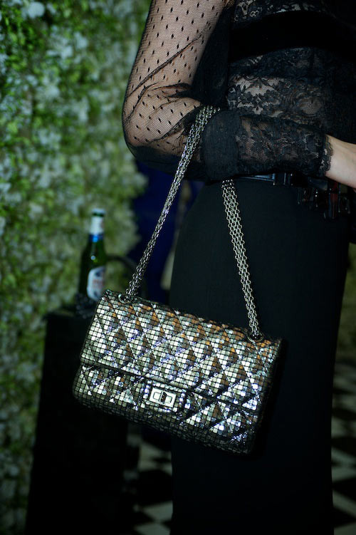 Chiếc xắc tay lấp lánh nổi bật trên nền đen huyền bí