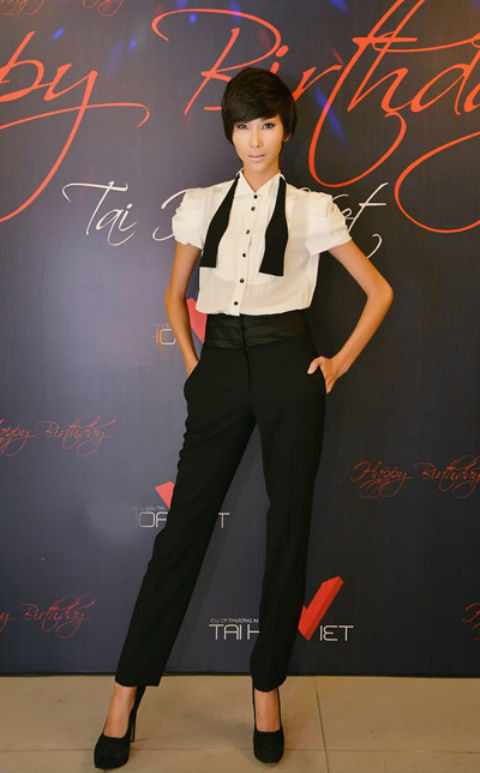 Đặc trưng của phong cách tomboy là vest, comple, sơ mi, cà vạt, mũ phớt, tóc ngắn hoặc hớt cao… Nhưng không phải cô nàng nào cũng thích hợp với phong cách nam tính này. Next Top Model Hoàng Thùy trông giống một anh chàng "cò hương" khẳng khiu thiếu sức sống.