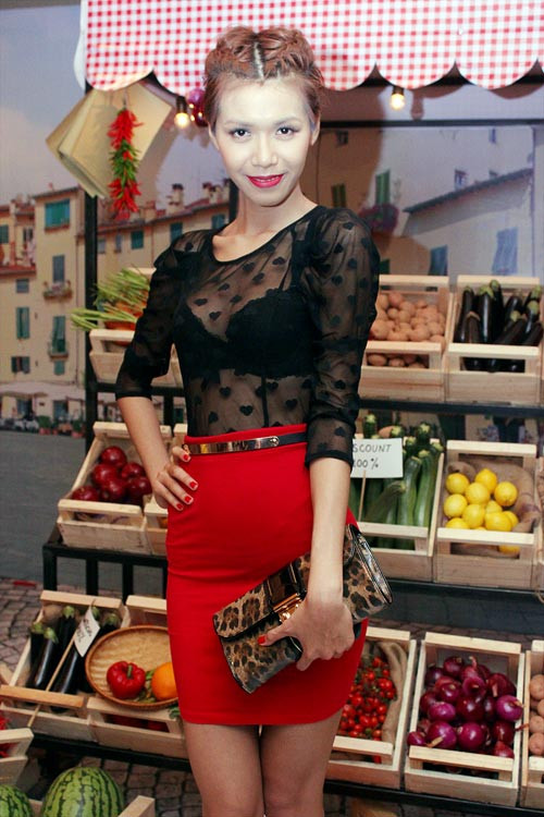 Minh Tú mix trang phục và phụ kiện khá ổn, nhưng mái tóc "khó hiểu", cộng thêm kiểu make-up nhợt nhạt này, trông cô thật lại thành ra "xấu xí". Minh Tú mix trang phục và phụ kiện khá ổn, nhưng mái tóc "khó hiểu", cộng thêm kiểu make-up nhợt nhạt này, trông cô thật lại thành ra "xấu xí".