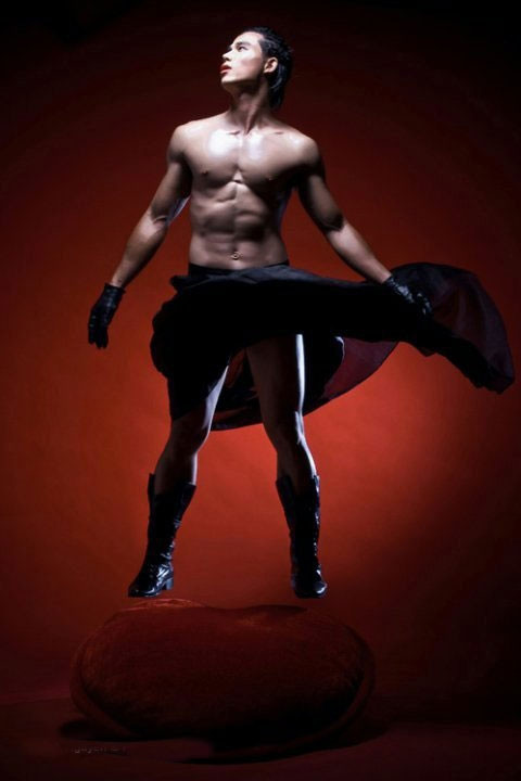 Nam vương Tiến Đoàn và bộ ảnh mặc váy từng gây không ít ồn ào