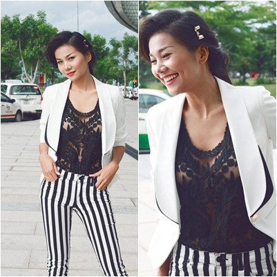 Thanh Hằng vốn nổi tiếng là một người đẹp có gout thẩm mỹ khá ổn, cô khoác một chiếc áo balzer trắng xuyệt tông với quần kẻ sọc bên ngoài chiếc áo ren mỏng mảnh, mọi thứ vừa đủ toát lên sự gợi cảm sẵn có của cô. Thanh Hằng vốn nổi tiếng là một người đẹp có gout thẩm mỹ khá ổn, cô khoác một chiếc áo balzer trắng xuyệt tông với quần kẻ sọc bên ngoài chiếc áo ren mỏng mảnh, mọi thứ vừa đủ toát lên sự gợi cảm sẵn có của cô.