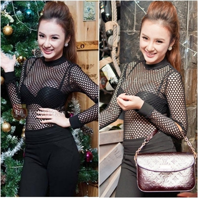 Sở hữu một thân hình khá đẹp, nhưng cách "khoe da thịt" này không hề phù hợp với độ tuổi của "bà mẹ nhí" Angela Phương Trinh Sở hữu một thân hình khá đẹp, nhưng cách "khoe da thịt" này không hề phù hợp với độ tuổi của "bà mẹ nhí" Angela Phương Trinh