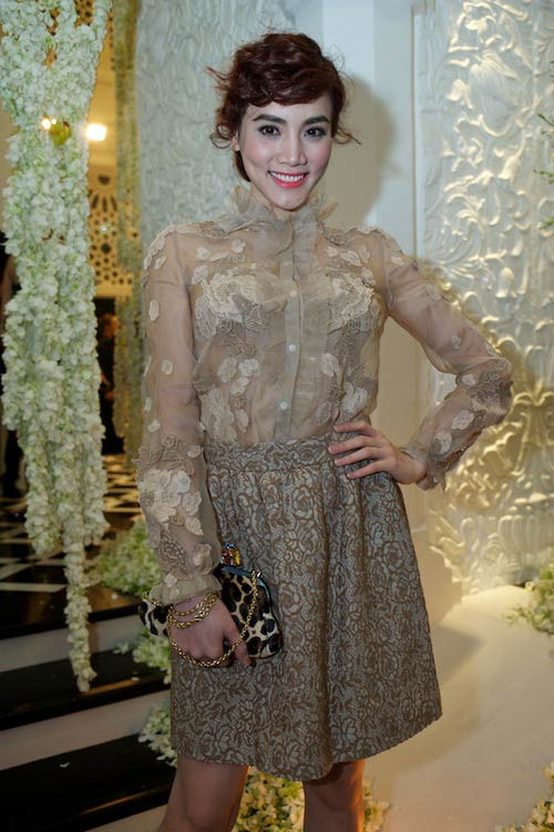 Trang Nhung kín đáo và thanh lịch trong bộ đầm màu trung tính