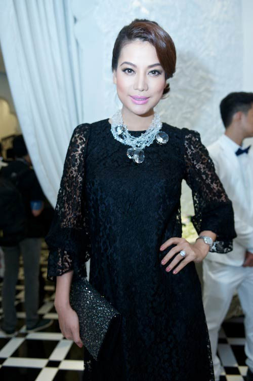 Các quý cô của sự kiện tối hôm qua đều chọn cho mình gam đen quý phái và xắc tay lấp lánh ấn tượng