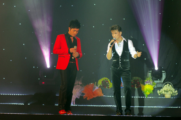 Ca sỹ Minh Quân xuất hiện với trang phục nổi bật. Ca sỹ Minh Quân xuất hiện với trang phục nổi bật.