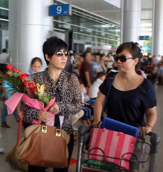 Nhìn Phương Trinh với mái tóc tém năng động, ít ai biết cô đã có 3 con. Đợt này, hai vợ chồng Bằng Kiều không đưa các con về.