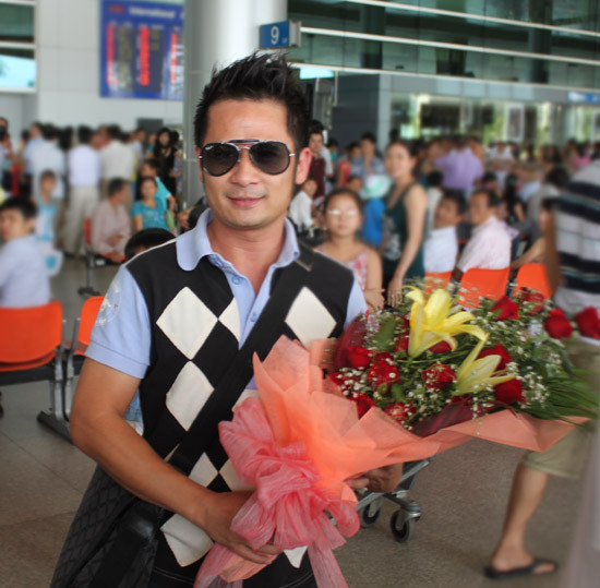 Anh vui vẻ khi nhận hoa từ các fan.