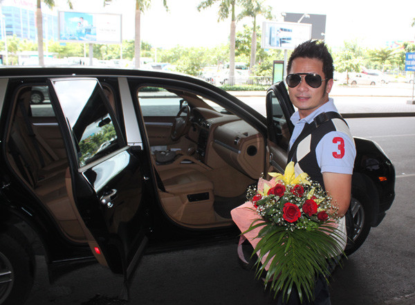 Nam ca sĩ chưa tiết lộ bất kỳ kế hoạch biểu diễn gì trong lần trở về này.