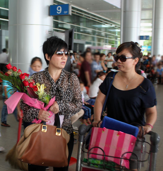 Nhìn Phương Trinh với mái tóc tém năng động, ít ai biết cô đã có 3 con. Đợt này, hai vợ chồng Bằng Kiều không đưa các con về.