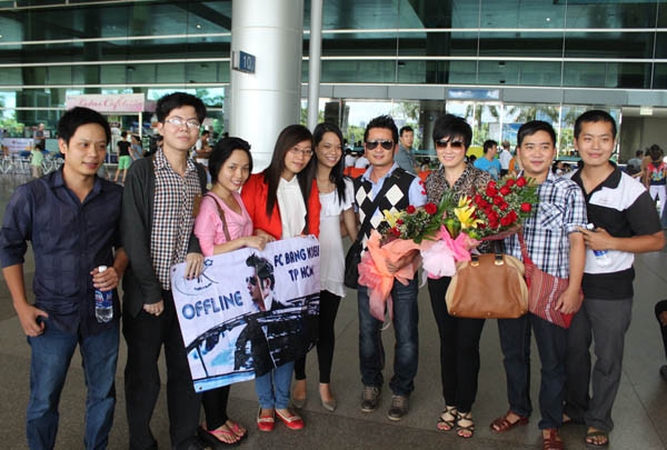 Anh vui vẻ khi nhận hoa từ các fan.