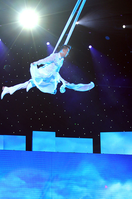 Anh thể hiện màn bay trên không khiến khán giả sửng sốt, bất ngờ. Ảnh: Hải Bá