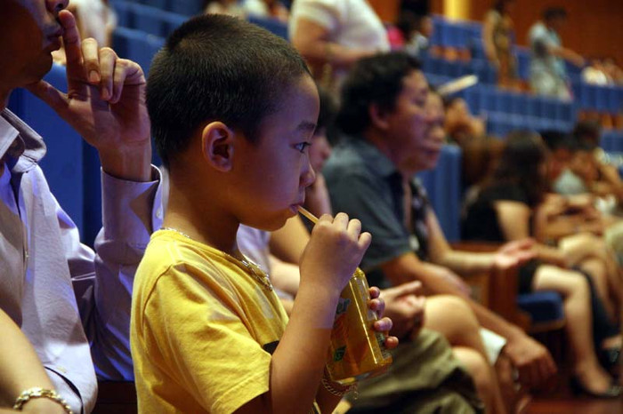 Một khán giả nhí chờ đợi chương trình diễn ra.