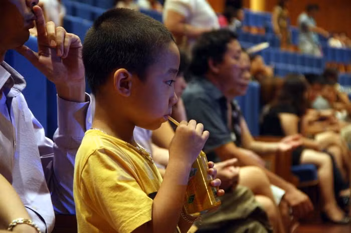 Một khán giả nhí chờ đợi chương trình diễn ra.