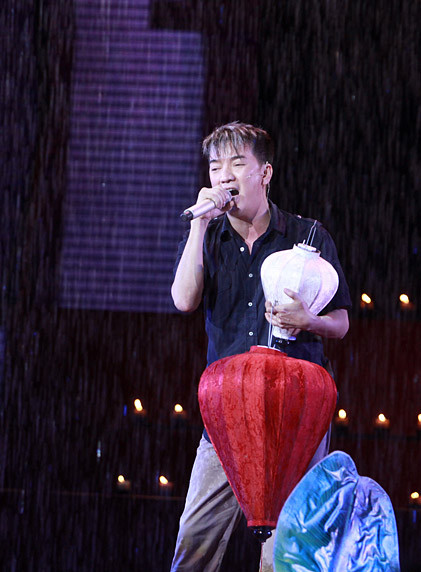 Và, nam ca sỹ ướt đẫm trong một ca khúc buồn. Ảnh: Hải Bá