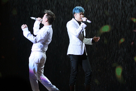 Mr Đàm song ca với học trò Dương Triệu Vũ. Ảnh: Hải Bá