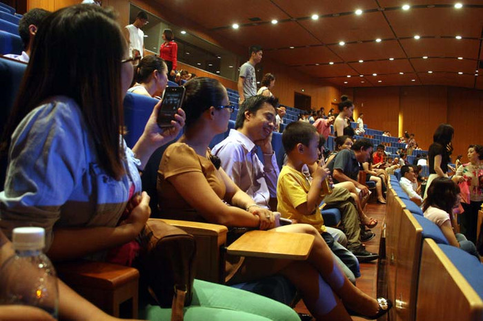 Gần 9h, chương trình mới bắt đầu nhưng từ 7h30, các khán giả đến khá đông.