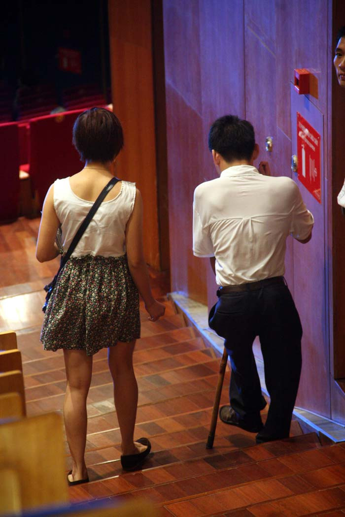 Để tới được chỗ ngồi của mình, không ít lần vị khán giả đặc biệt phải ngồi nghỉ tạm ở một ghế trống lấy sức.