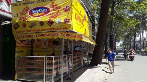 Bánh trung thu Kinh Đô bán trên vỉa hè, người đi bộ phải đi xuống lòng đường (Ảnh chụp ở đường Nguyễn Tri Phương, Q.10) Bánh trung thu Kinh Đô bán trên vỉa hè, người đi bộ phải đi xuống lòng đường (Ảnh chụp ở đường Nguyễn Tri Phương, Q.10)