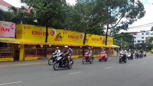 Một loạt gian hàng bánh trung thu Kinh Đô trên đường Lãnh Binh Thăng, Q.11 (ảnh: T.Q) Một loạt gian hàng bánh trung thu Kinh Đô trên đường Lãnh Binh Thăng, Q.11 (ảnh: T.Q)