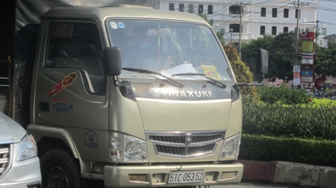 Xe tải nhẹ với logo Garage Thành Đô dán phía trước cabin trên đường Cộng Hòa (ảnh: Thế Quân)