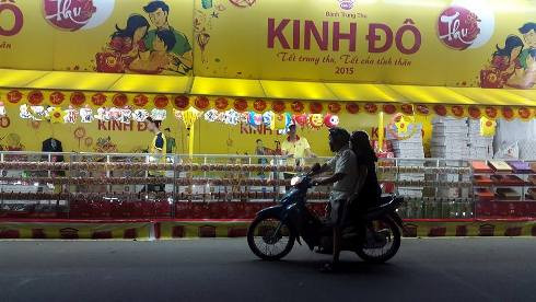 Người đi đường dựng xe dưới lòng đường coi bánh trung thu trên đường Phan Đăng Lưu, quận Bình Thạnh (Ảnh: T.Q) Người đi đường dựng xe dưới lòng đường coi bánh trung thu trên đường Phan Đăng Lưu, quận Bình Thạnh (Ảnh: T.Q)