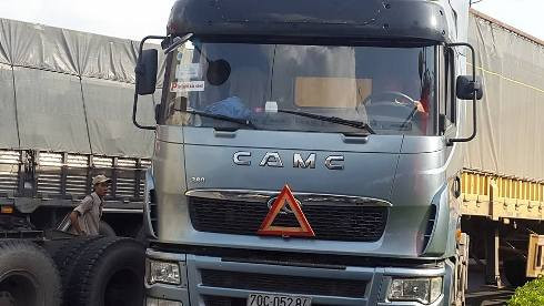 Xe tải với logo &quot;DV vận tải hàng&quot; và chữ P màu đỏ tại ngã tư An Sương chiều 29/8 (ảnh: T.Q)