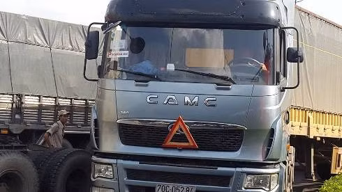 Xe tải với logo "DV vận tải hàng" và chữ P màu đỏ tại ngã tư An Sương chiều 29/8 (ảnh: T.Q)