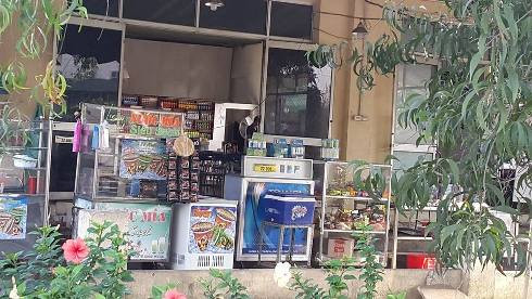 Căn tin phía trước khu chế xuất Tân Thuận, nơi đã nhận miễn phí 2 lốc C2 Ô long hương chanh (ảnh; T.Q)