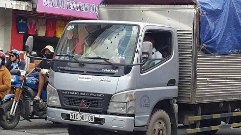 Xe tải nhẹ với logo DV vận tải hàng trên đường Phan Đình Phùng, quận Phú Nhuận (ảnh: Thế Quân)