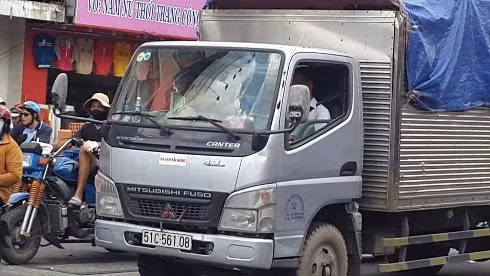 Xe tải nhẹ với logo DV vận tải hàng trên đường Phan Đình Phùng, quận Phú Nhuận (ảnh: Thế Quân)